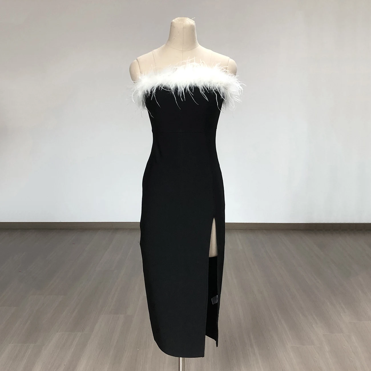 Europese en Amerikaanse off-shoulder contrasterende kleur struisvogelhaar tube top hoge split bandage eendelige jurk — foto 14