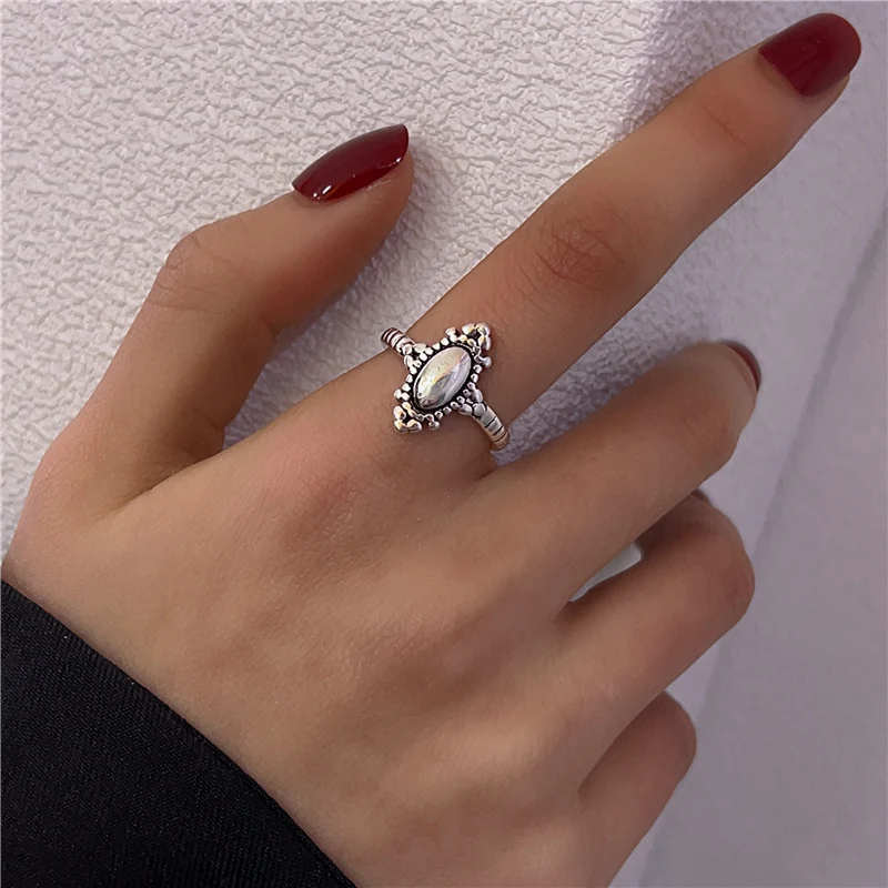 Anel feminino simples vintage, um acessório atemporal. Ideal para complementar seu visual com um toque clássico e sofisticado em qualquer ocasião. — foto 3