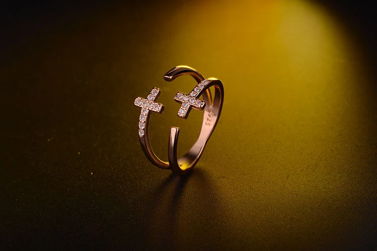 Anel de diamante cruzado duplo — Fé e requinte. Uma joia deslumbrante, símbolo de crença e estilo. Presente ideal para expressar amor e fé, eternamente brilhante. — foto 4