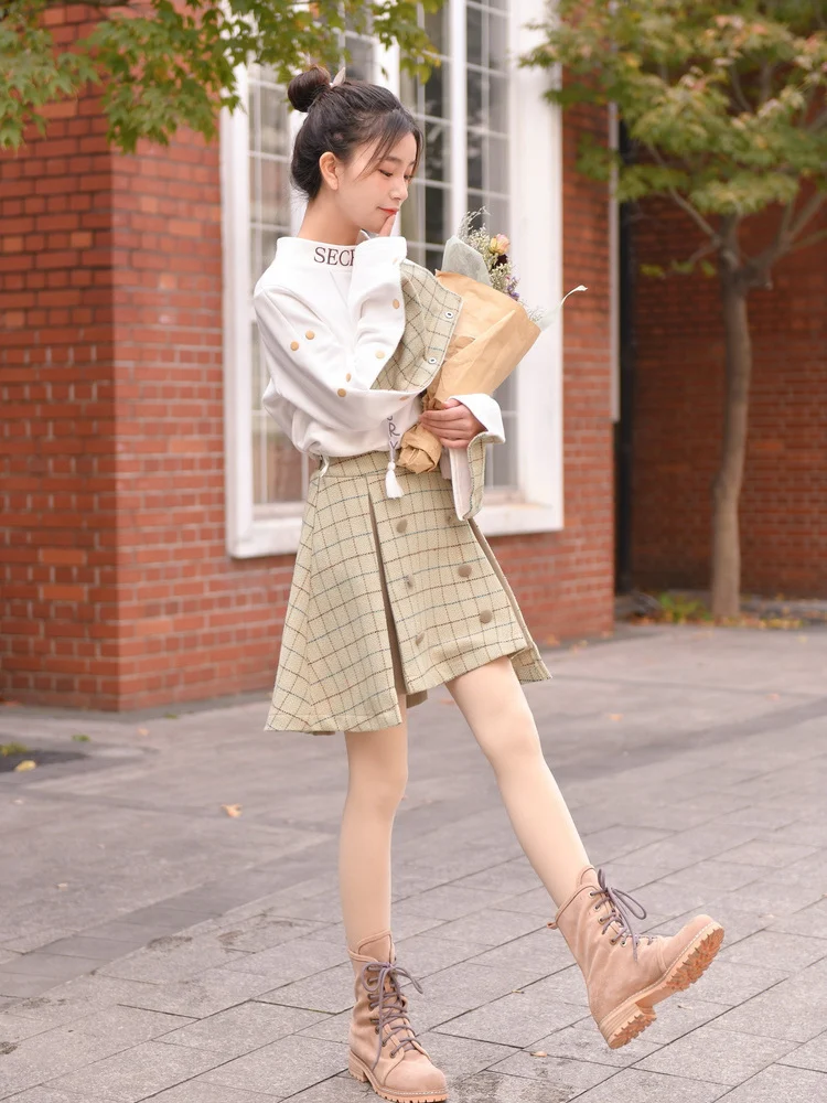 Saia xadrez de lã para mulheres. Confortável e elegante, perfeita para o outono e inverno. Combine com diversos looks casuais ou formais. — foto 4