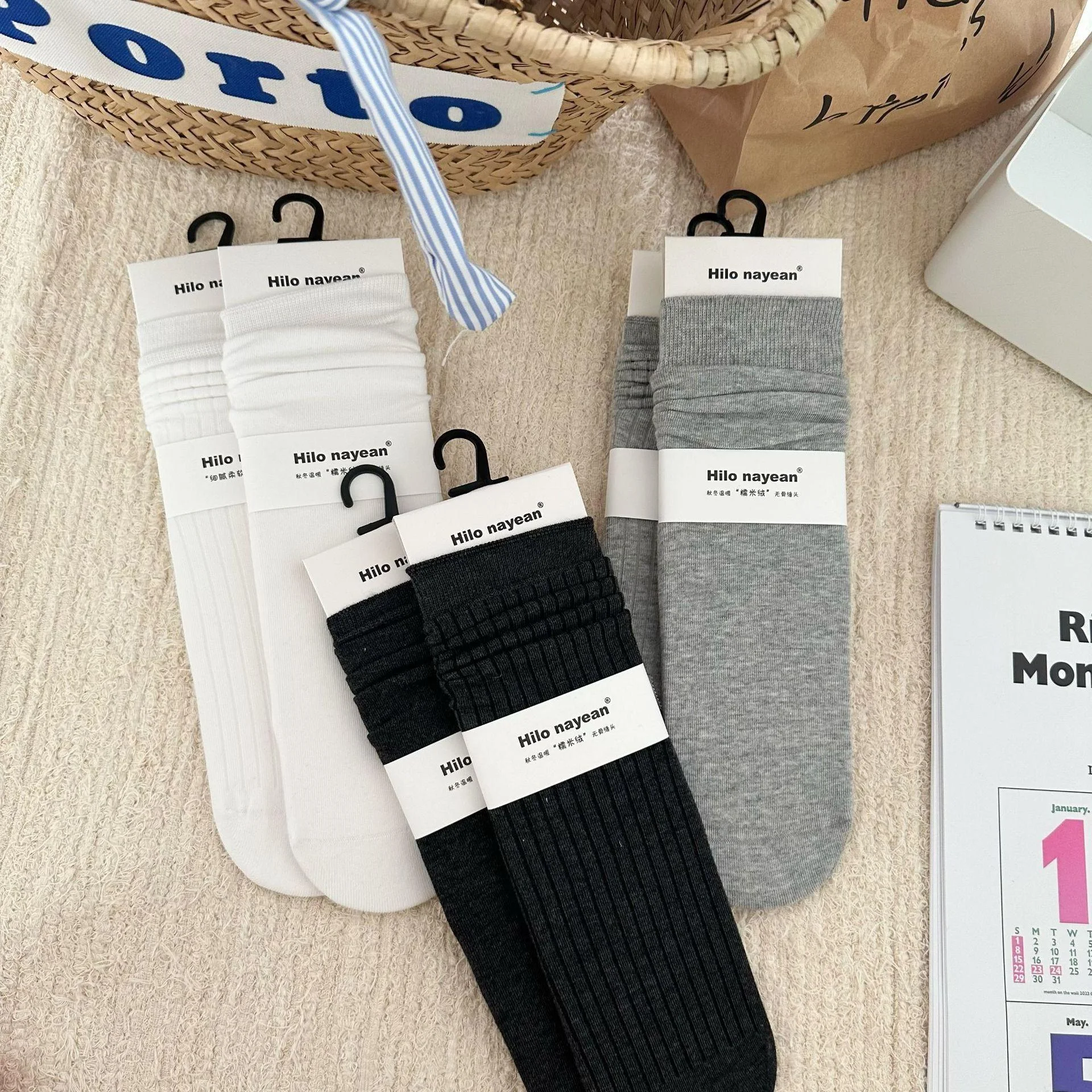 Title 17, Gentle Vertical Stripe Flat Color Spinning Sout...