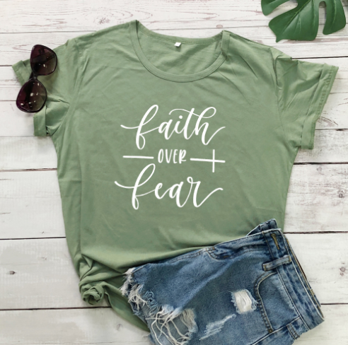 Camiseta Cristã Fé Acima do Medo Roupa Religiosa Feminina Camiseta de Fé para expressar sua crença e confiança. — foto 1