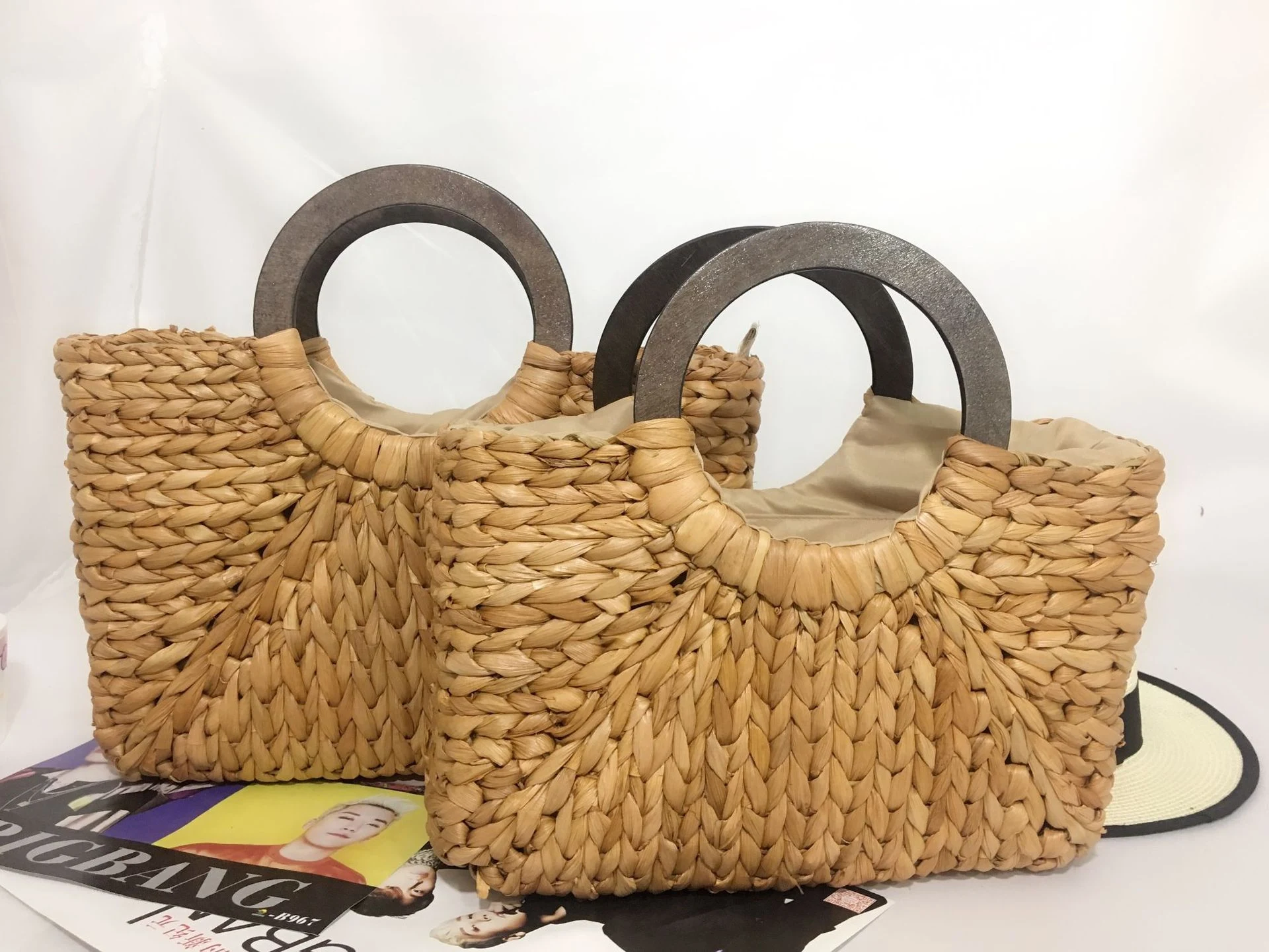 Title 4, Travel and leisure bag, hand-woven corn husk wo...