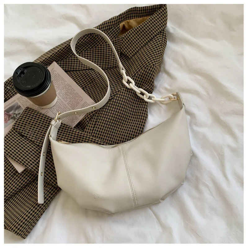 Grote retro schoudertas voor dames. Ruime messenger bag, perfect voor dagelijks gebruik, werk of school. Stijlvol en praktisch. — foto 7