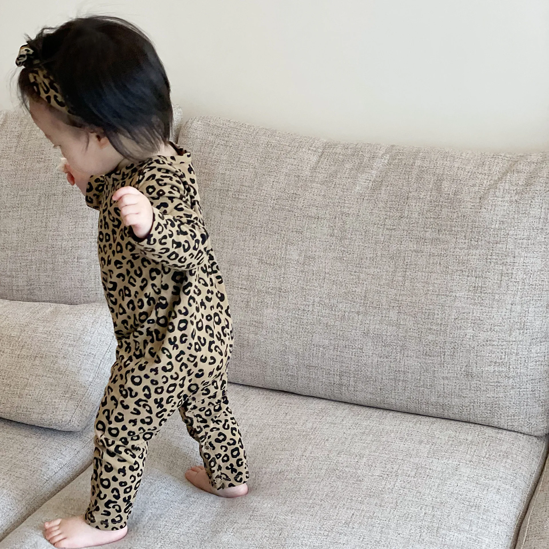 Macacão longo de algodão com estampa de leopardo para bebê, romper com abertura, manga comprida, perfeito para recém-nascidos, macio e confortável. — foto 3