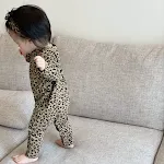 Macacão longo de algodão com estampa de leopardo para bebê, romper com abertura, manga comprida, perfeito para recém-nascidos, macio e confortável. — foto 3