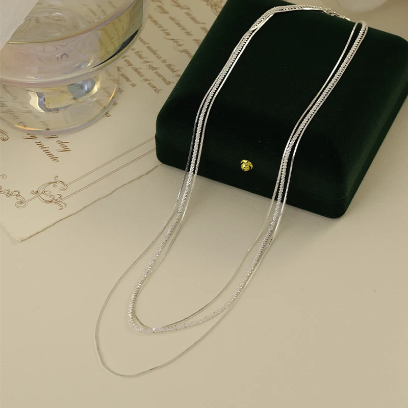 Colar Duplo Feminino com Três Camadas Brilhantes. Adicione um toque de glamour ao seu look diário com este acessório deslumbrante e elegante. — foto 10