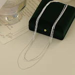 Colar Duplo Feminino com Três Camadas Brilhantes. Adicione um toque de glamour ao seu look diário com este acessório deslumbrante e elegante. — foto 10