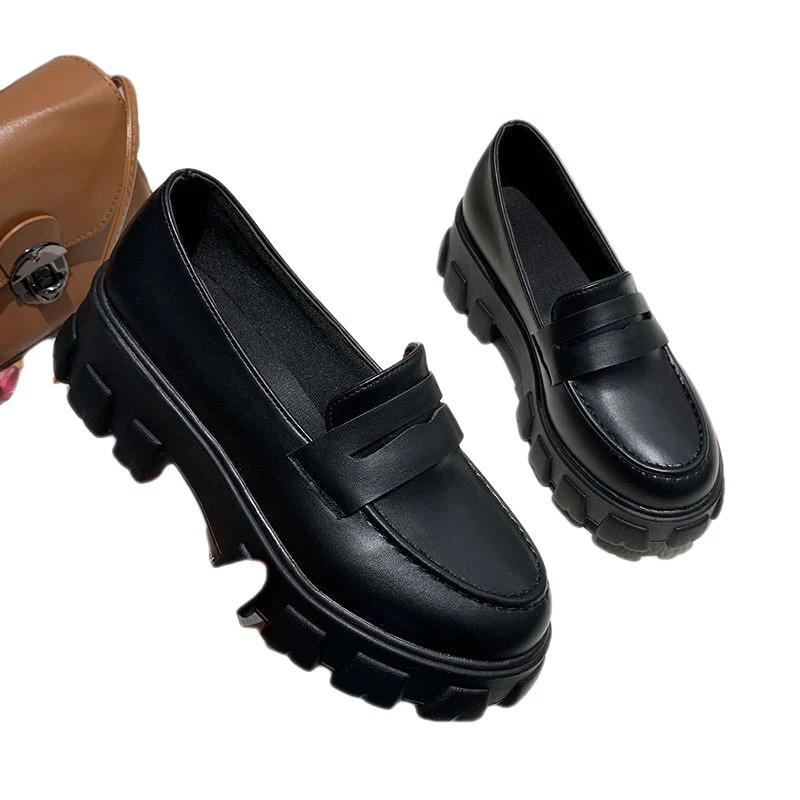 Sapatos femininos de couro preto versáteis com salto grosso, perfeitos para diversas ocasiões, conforto e estilo. — foto 3