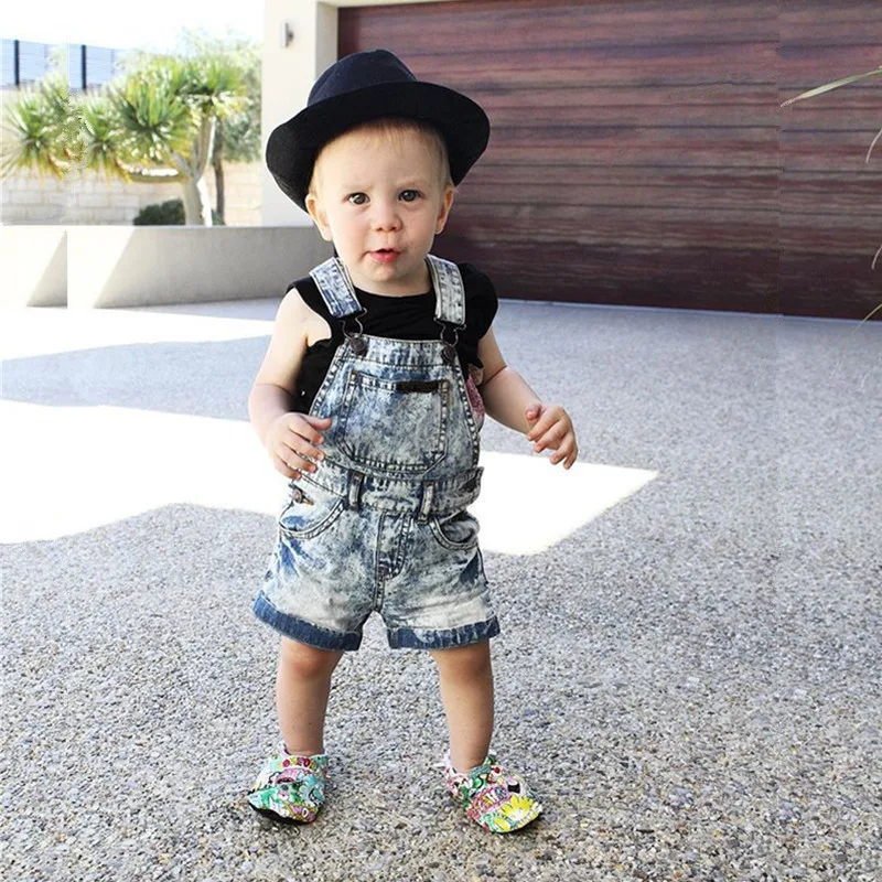 Salopette in denim estiva per bambini. Comfort e libertà di movimento per l'estate. Tessuto leggero e traspirante, perfetta per giocare. — foto 1