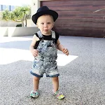 Salopette in denim estiva per bambini. Comfort e libertà di movimento per l'estate. Tessuto leggero e traspirante, perfetta per giocare. — foto 1