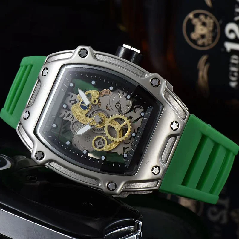 Title 6, Gepersonaliseerde skeleton horloge met draaibar...