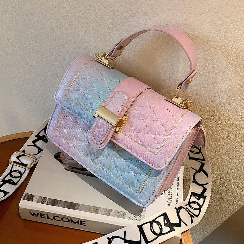 Modieuze schoudertas met brede schouderriem. Past overal bij, veelzijdig en stijlvol. De perfecte accessoire voor je dagelijkse look. Ideaal voor elke gelegenheid. — foto 5