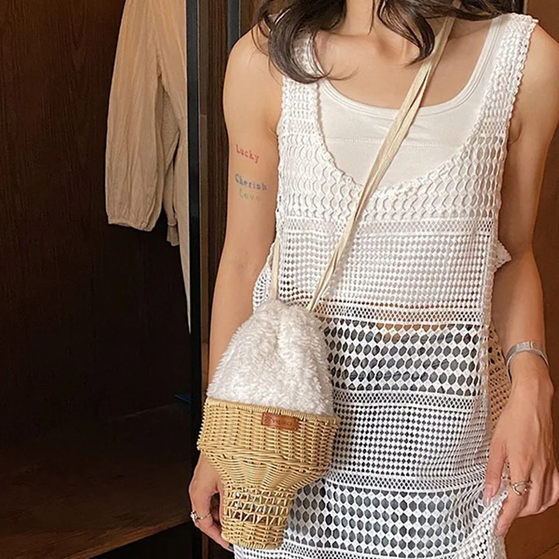 Bolsa de palha artesanal de rattan com cinto de tração para tecelagem. Ideal para compras, praia e estilo boho, leve e durável. — foto 7