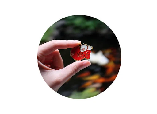 Title 1, Broche Fofo Design Original Pin para Gola e Rou...