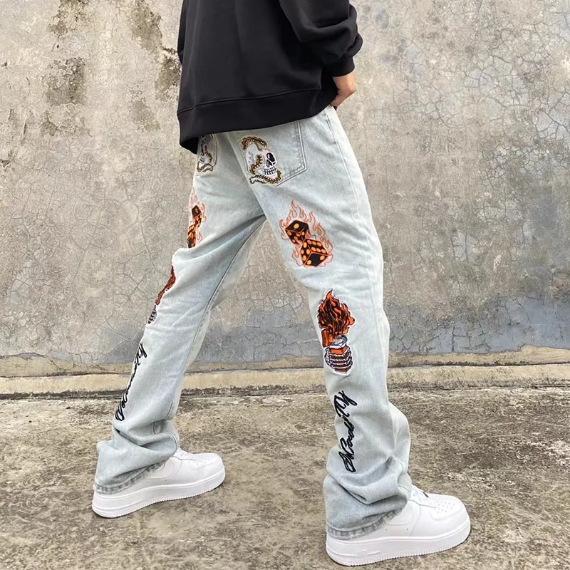 Title 4, High Street Hip Hop Jeans mit Rückenstickerei. ...