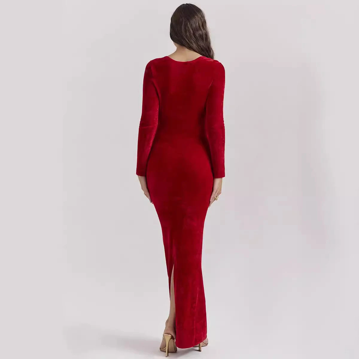 Vestido de noite vermelho de pelúcia com mangas compridas e efeito emagrecedor. Realce a sua silhueta em eventos especiais. — foto 1