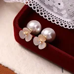Brincos femininos de flor de concha, zircônia e pérola. Design simples e elegante. Perfeitos para uso diário. — foto 4