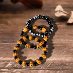 Conjunto de pulseiras de miçangas de abóbora caveira de Halloween. Conjunto de três peças para adicionar um toque assustador ao seu visual. — foto 6