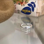 Anel Feminino S925 em Prata Esterlina com Letras de Sorriso, um Acessório que Transmite Felicidade, Elegância e um Toque de Sofisticação. — foto 3