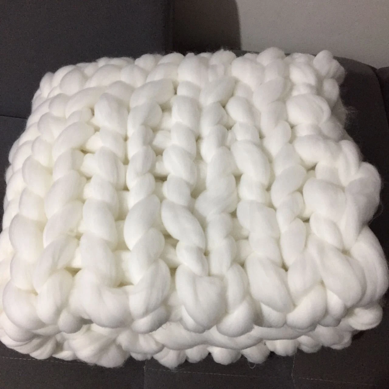 Manta de lana tejida a mano para calidez y comodidad. Disfruta del tacto suave y la calidad artesanal para un descanso acogedor y un sueño reparador. — foto 5