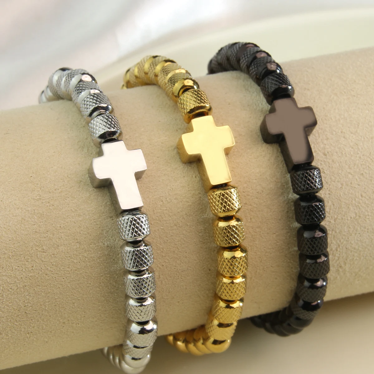 Pulseira Trançada com Contas Cruzadas de Abacaxi Dourado em Aço Inoxidável, Joia Elegante e Sofisticada para Mulheres. — foto 3