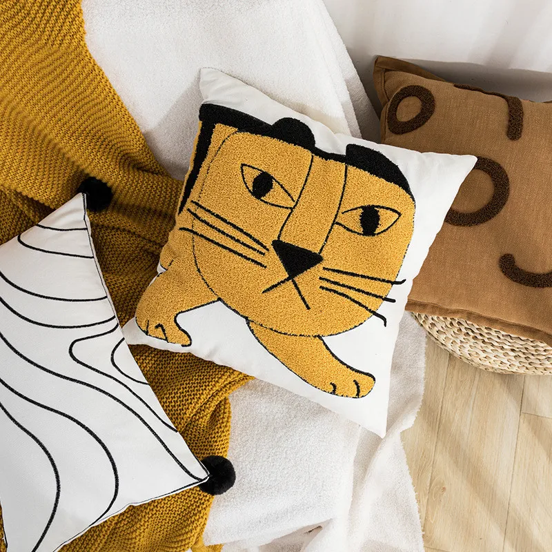 Capa de almofada para sofá de sala de estar com tigre de desenho animado nórdico. Decore sua sala com estilo e conforto, perfeita para o seu lar e decoração. — foto 7