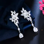 Brincos longos femininos com pingente em forma de folha. Adicione elegância ao seu look com esses brincos estilosos e charmosos. — foto 9
