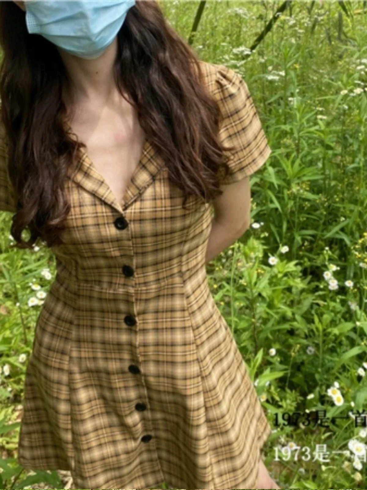 Terno Retro Minority com lapela e saia xadrez. Elegância vintage, design retrô, perfeito para eventos, estilo único e atemporal, expresse sua personalidade com charme. — foto 7