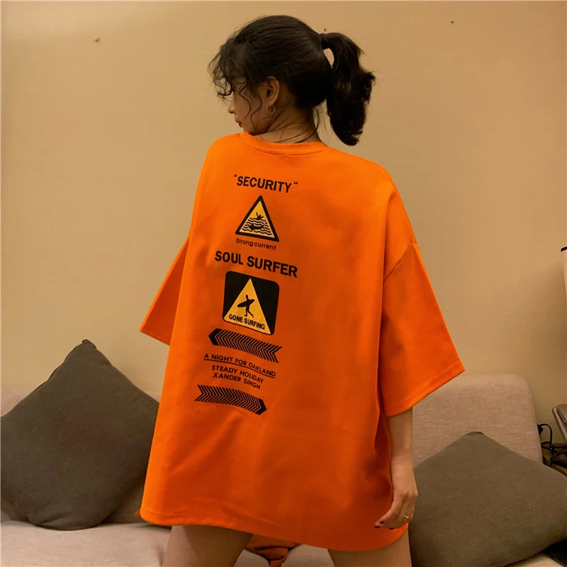 Camiseta de manga curta e comprimento médio com estampa solta, ideal para um visual casual e confortável no dia a dia. — foto 11