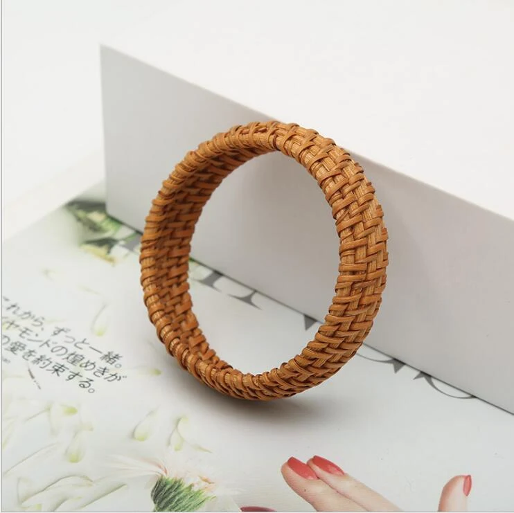 Pulseira redonda vintage de palha trançada, um acessório feminino boho-chic. Adicione um toque rústico e elegante ao seu visual. Perfeita para um look natural. — foto 3