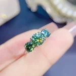 Anel feminino de prata 925 com moissanita, um toque de brilho e sofisticação. Ideal para ocasiões especiais e um presente inesquecível. — foto 3