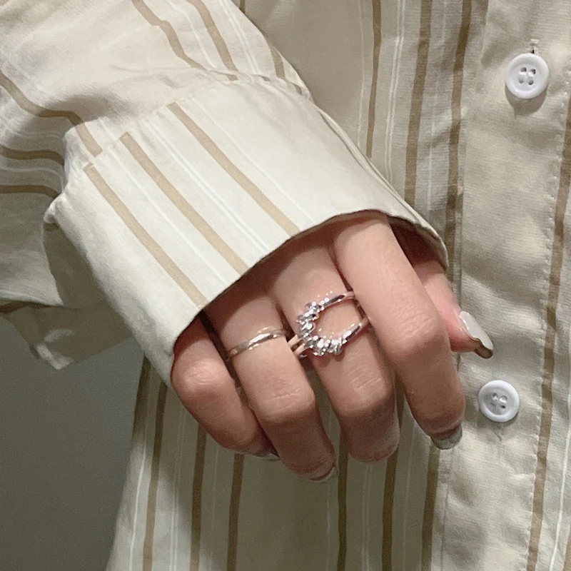 Anel Feminino de Nó Torcido e Personalidade Destaque seu estilo único e sofisticado. Perfeito para looks elegantes e modernos, um acessório ideal. — foto 1