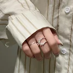 Anel Feminino de Nó Torcido e Personalidade Destaque seu estilo único e sofisticado. Perfeito para looks elegantes e modernos, um acessório ideal. — foto 1