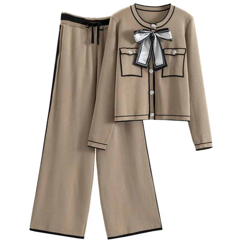 Completo donna business, cardigan in maglia e pantaloni a gamba larga, per un look professionale e alla moda. — foto 20