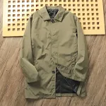 Trench coat da uomo a tinta unita con colletto a polo casual, lunghezza media, perfetto per un look versatile ed elegante, ideale per ogni occasione. — foto 2