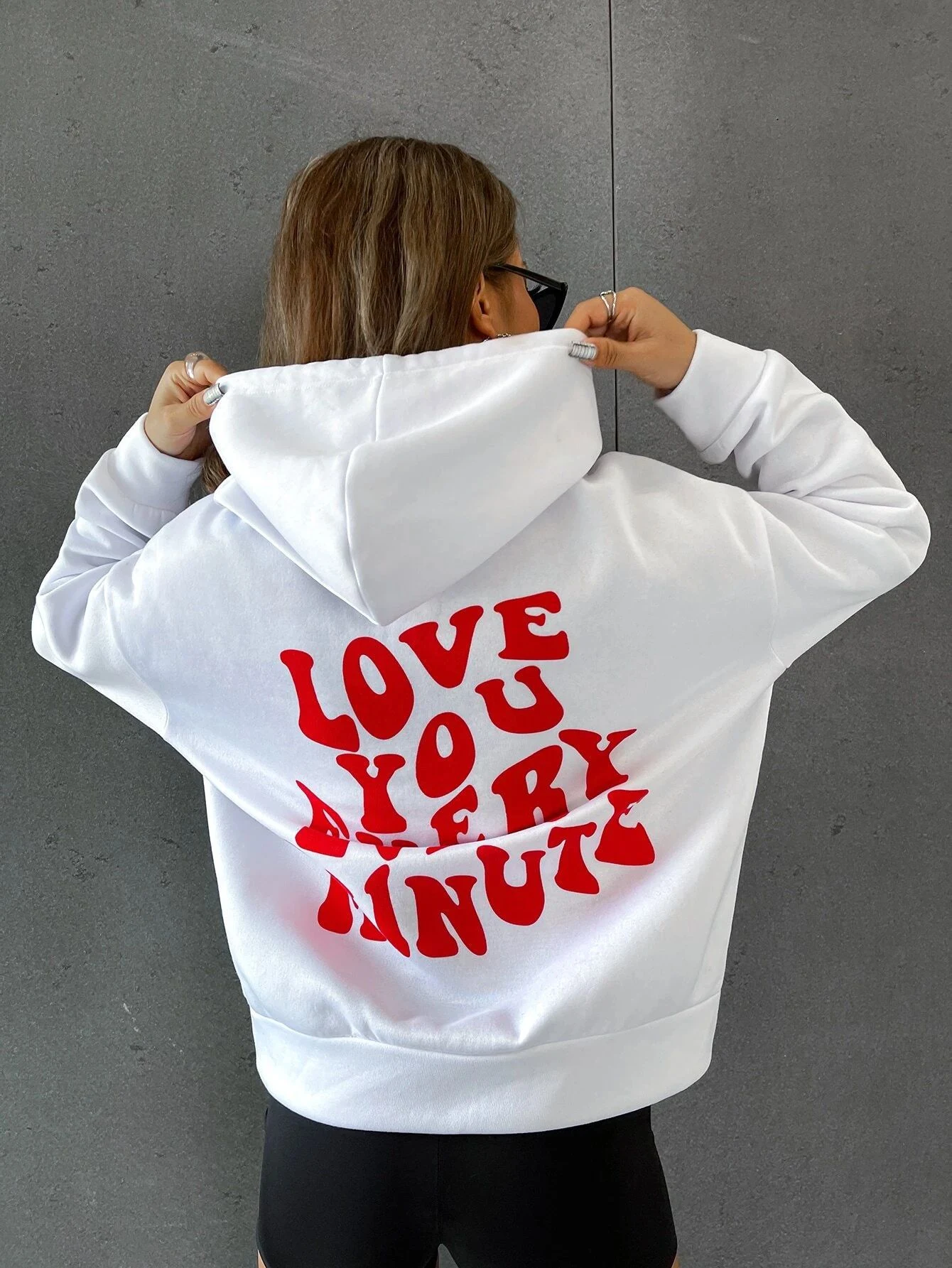 Moletom feminino com capuz, moda europeia e americana, modelagem solta para um visual confortável e estiloso, perfeito para diversas ocasiões casuais. — foto 10