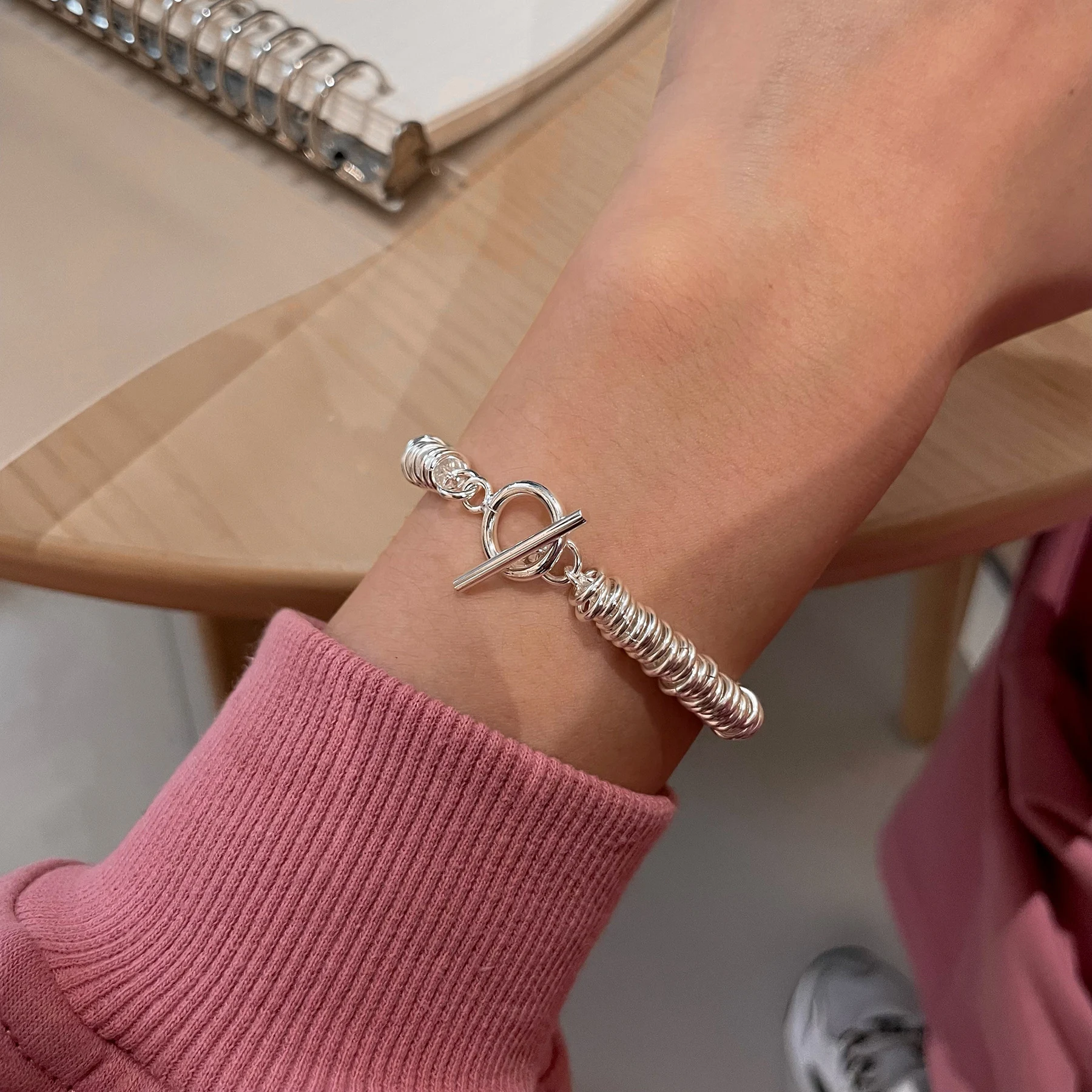 Pulseira OT com fivela personalizada feminina, estilo retrô, indústria pesada, um acessório marcante e durável. — foto 2