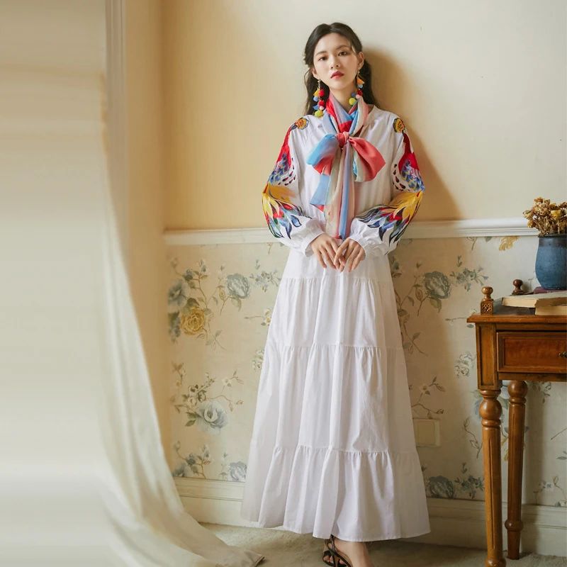 Vestido com lenço de seda bordado Phoenix, contraste. Elegância e exclusividade em uma peça. Ideal para eventos especiais, conforto e sofisticação. — foto 3