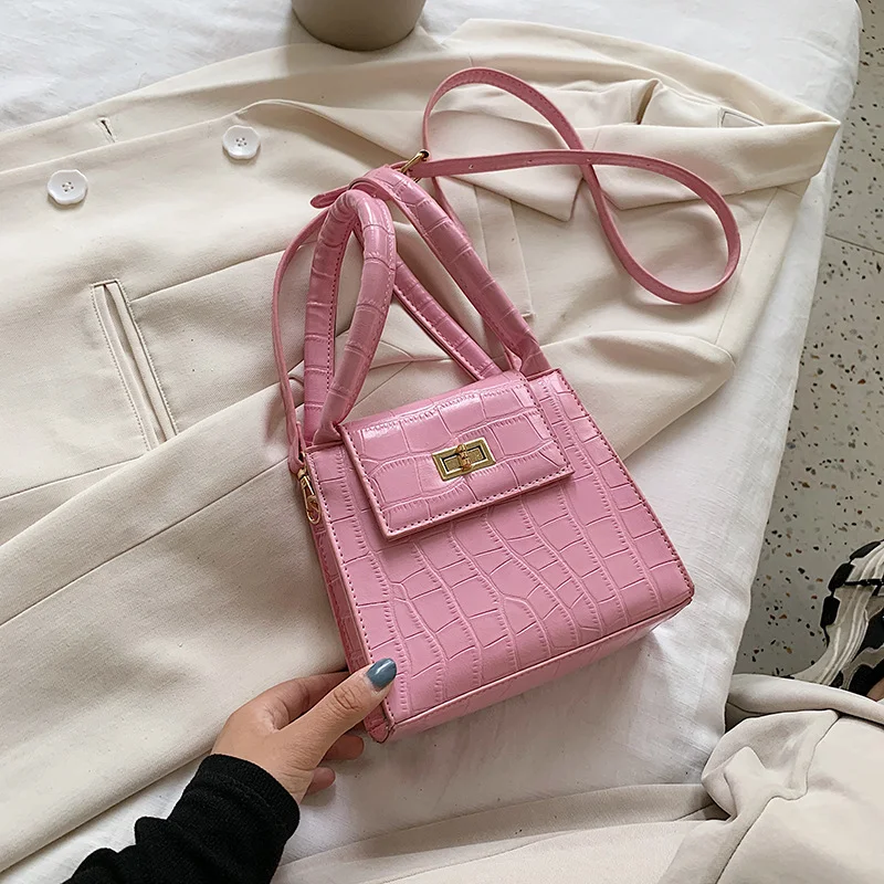 Bolsa crossbody fashion para mulheres, elegante e prática, ideal para o dia a dia. Leve seus pertences com estilo e tenha as mãos livres. — foto 5