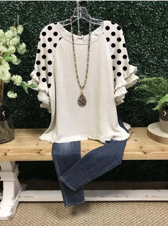 Damen Rundhals-T-Shirt mit Print und Rüschenärmeln. Bequem und stilvoll für Freizeit oder besondere Anlässe. Ein Must-Have in jedem Kleiderschrank. — foto 3