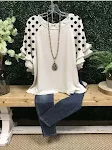 Damen Rundhals-T-Shirt mit Print und Rüschenärmeln. Bequem und stilvoll für Freizeit oder besondere Anlässe. Ein Must-Have in jedem Kleiderschrank. — foto 3