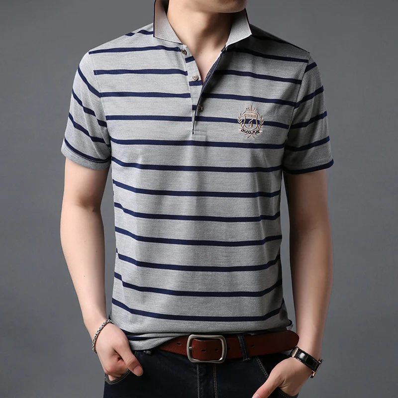 Camiseta polo casual masculina de manga curta e listras finas, leve e confortável para o dia a dia e para o verão. — foto 18