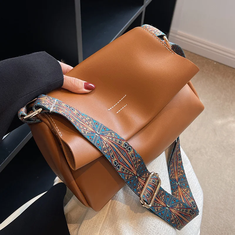 Bolsa Crossbody Larga Feminina Fashion e Versátil, ideal para o dia a dia e ocasiões especiais, com espaço para tudo que você precisa. — foto 6
