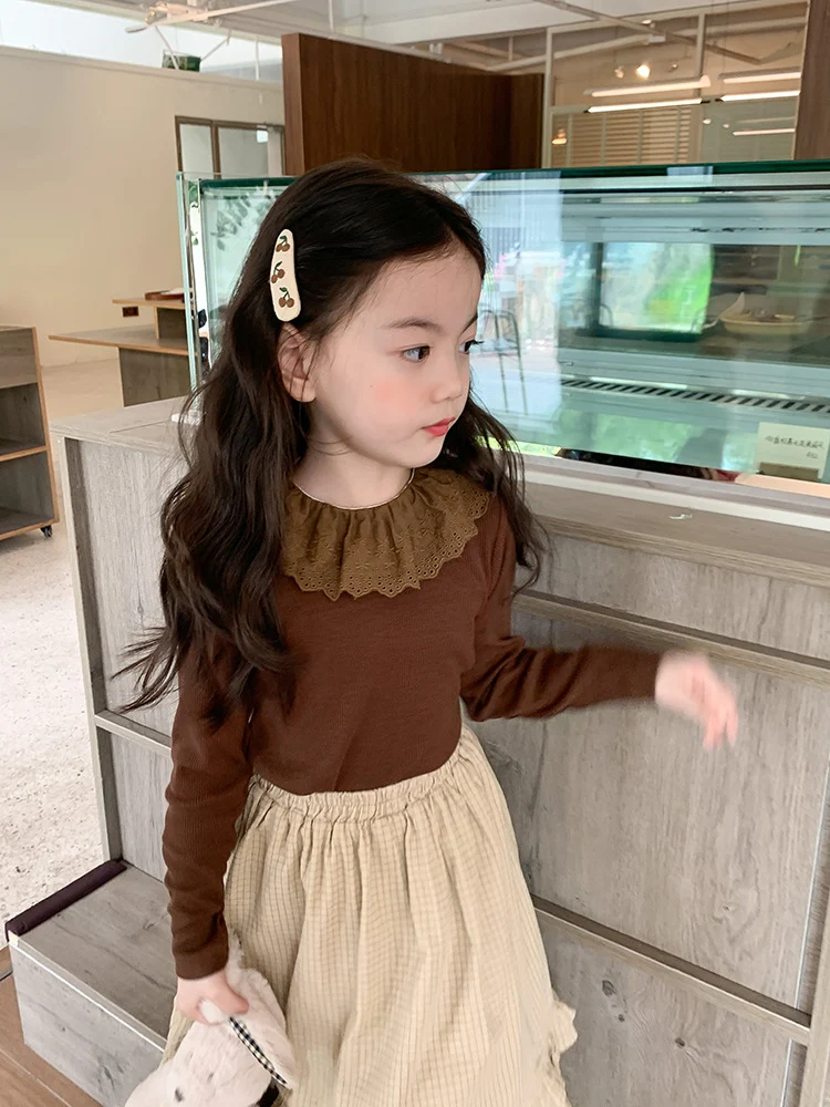 Camiseta Inferior Infantil de Cashmere Macio com Gola de Renda Listrada Rebaixada Uma peça elegante e confortável, ideal para usar por baixo de outras roupas, perfeita para qualquer ocasião. — foto 29