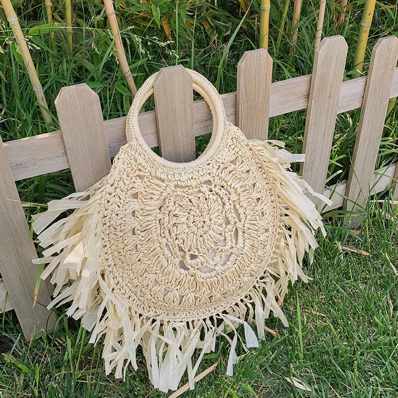 Bolsa de mão com borlas e palha oca. Leve, elegante e espaçosa. Ideal para praia, passeios e looks de verão. — foto 12