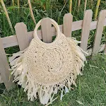 Bolsa de mão com borlas e palha oca. Leve, elegante e espaçosa. Ideal para praia, passeios e looks de verão. — foto 12