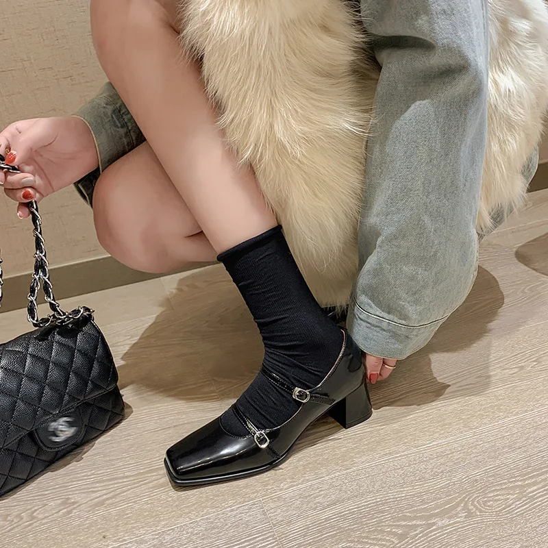 Damen Banquettschuhe mit quadratischer Spitze, mittelhohem, dickem Absatz und Schnalle, perfekt für festliche Anlässe und Feiern. — foto 7