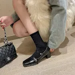 Damen Banquettschuhe mit quadratischer Spitze, mittelhohem, dickem Absatz und Schnalle, perfekt für festliche Anlässe und Feiern. — foto 7