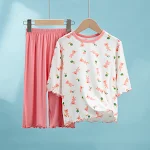 Mädchen Sommer Modal Hauskleidung mit kurzen Ärmeln. Bequeme, atmungsaktive Kleidung für warme Tage zu Hause. — foto 2